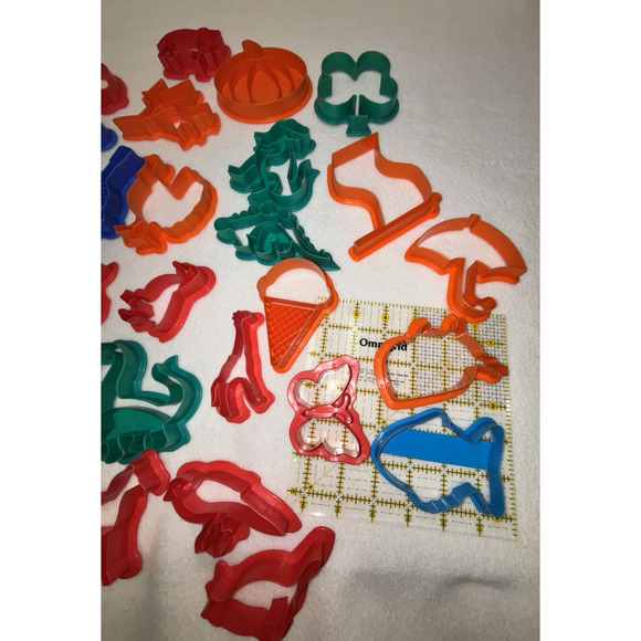 Lot of 29 Cookie Cutters Plastic Holidays Dinasour Sports Pets Animals Variety - Picture 5 of 9